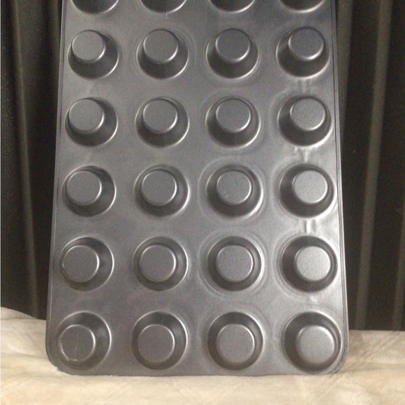 Pampered Chef - Mini Muffin Pan Bite Size Mold Nonstick 24 Muffins or brownies - Picture 2 of 3